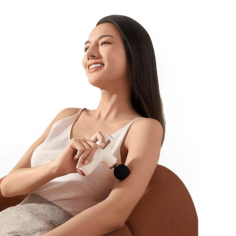 مسدس تدليك صغير مدفأ وهادئ يعم - مراجعة Massage Gun وسعره